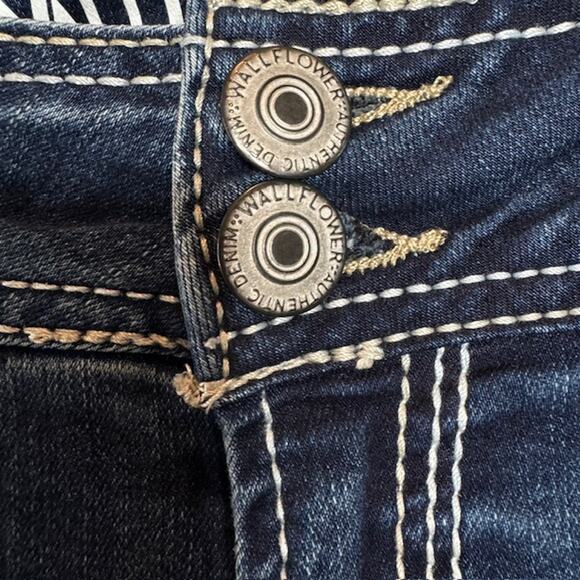 Mid Rise Y2K Heritage Curvy Fit Embroidered Bootcut Jeans Sz 11 - Picture 3 of 14